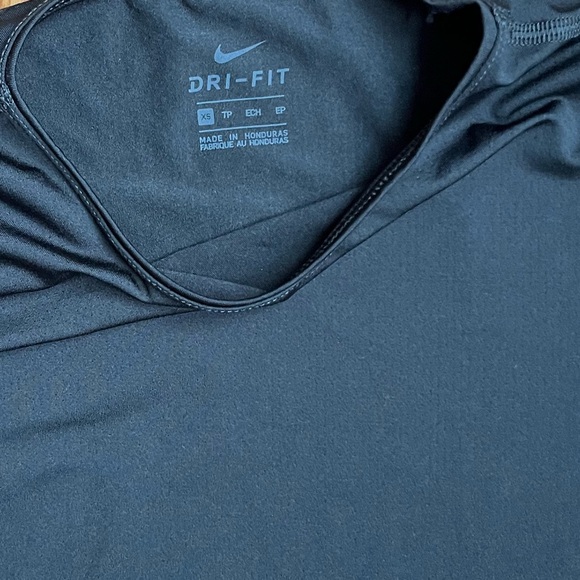 Nike Dri-Fit Tshirt Black size XS short sleeve - Picture 2 of 3